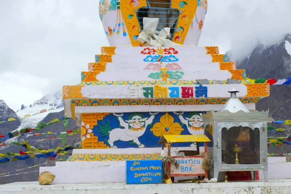 Estupa tibetana en las montañas del Himalaya . — Foto de Stock