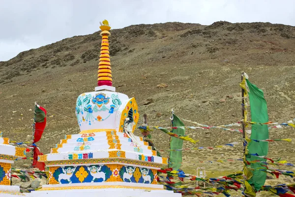 Tibetanska färgglada stupa omgiven av flaggor. — Stockfoto