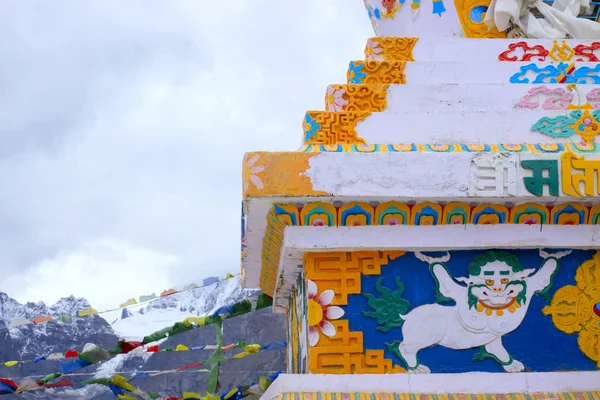 Ornament on a Tibetan stupa in mountains. — Stock Photo, Image