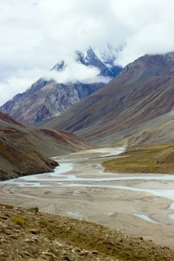 Nehrin neredeyse dağlarda kurudu.