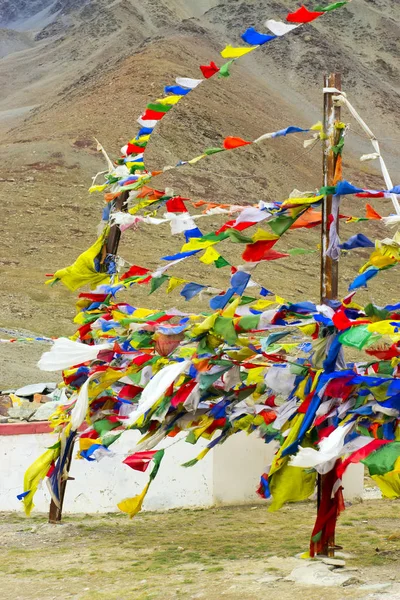 Banderas tibetanas con mantras se desarrollan en el viento . — Foto de Stock