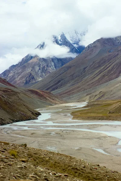 Nehrin neredeyse dağlarda kurudu.