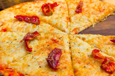 Gevrek kabuk ve parmesan lezzetli pizza.