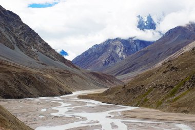Dağlar ve bulutlar arasında bir dağ nehir güzel resim. Trekking kavramı.