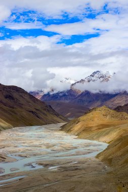 Mavi gökyüzü ile Dağları arasında nehir