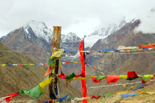 Banderas tibetanas con mantras en el Himalaya . — Foto de Stock