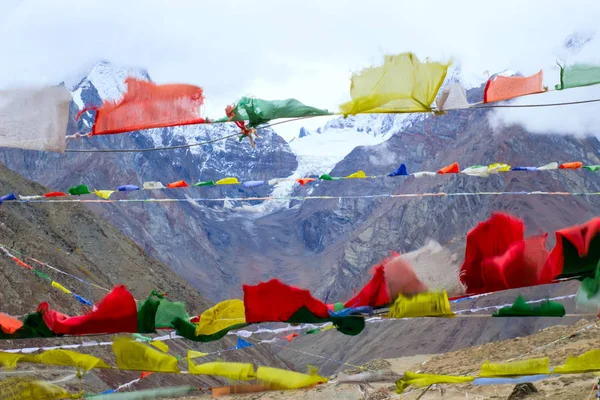 Bandeiras Tibetanas Vento Forte Estão Nas Montanhas Assustar Espíritos Malignos — Fotografia de Stock