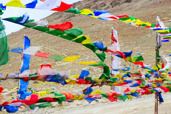 Tibeti színes zászlók a szélben fejlesztése. — Stock Fotó