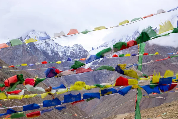 Bandeiras tibetanas com picos de neve no fundo . — Fotografia de Stock