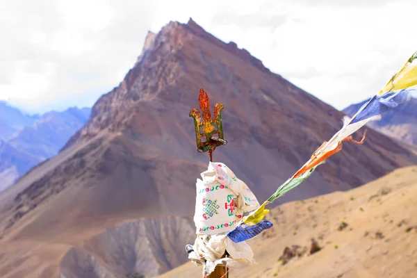 Trident Shivas με σημαίες tibetian και βουνό — Φωτογραφία Αρχείου