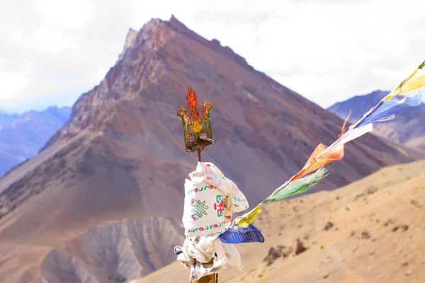 Shivas tridente con fondo de la montaña — Foto de Stock