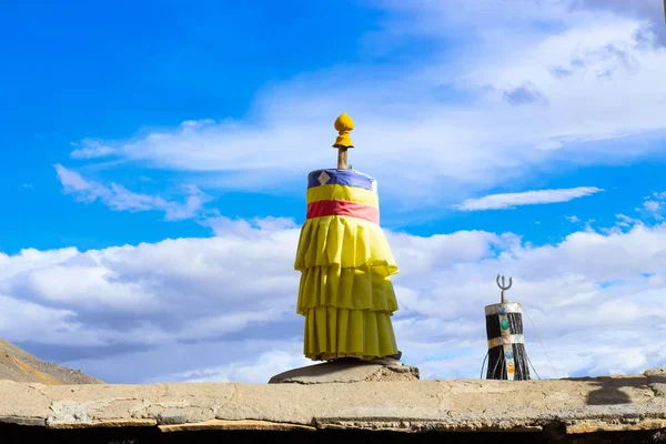 Shivas tridente y símbolo en el techo del templo — Foto de Stock