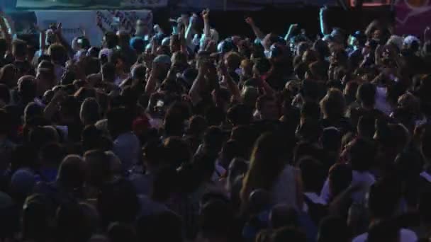 Foule Gens Agitant Les Bras Dans Les Airs Concert Festival — Video