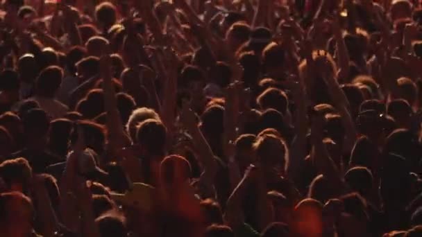 Foule Gens Agitant Les Bras Dans Les Airs Concert Festival — Video