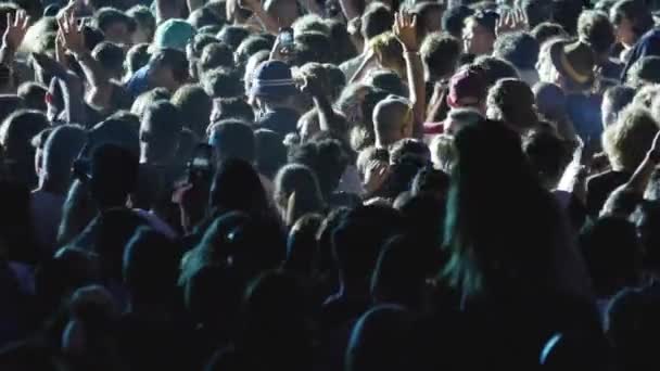 Πλήθος Των Ανθρώπων Που Χορεύουν Πανηγυρίζουν Στο Φεστιβάλ Συναυλία Μουσικής — Αρχείο Βίντεο