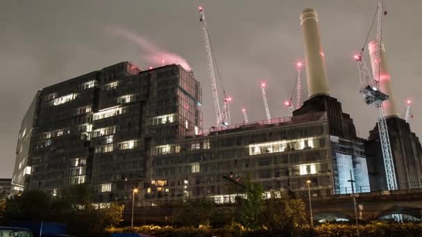 Battersea Power Station Passing Trains Long Exposure Time Lapse Night — стоковое видео