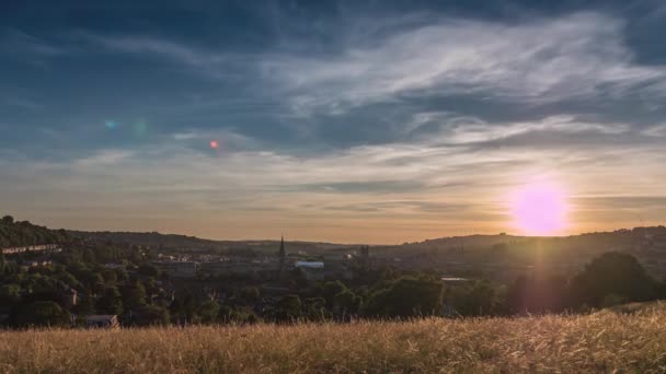 都市バース イギリス 歴史的な市街の赤い空の夕焼けを素晴らしい — ストック動画