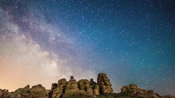 Vía Láctea Starscape Hound Tor Rocks Parque Nacional Dartmoor Paisaje — Vídeo de stock