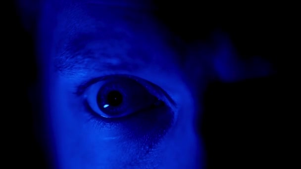 Cierre Ojo Iluminado Con Luz Azul Oscuridad — Vídeos de Stock