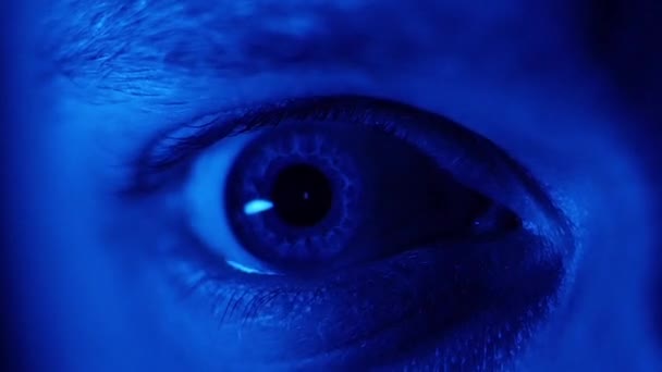 Eyeball Διαστολή Των Μαθητών Κοντινό Πλάνο Του Ματιού Φωτίζεται Μπλε — Αρχείο Βίντεο