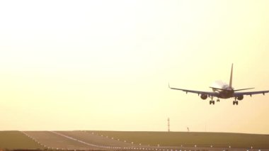Golden Sunset sırasında Havaalanı piste iniş uçak 