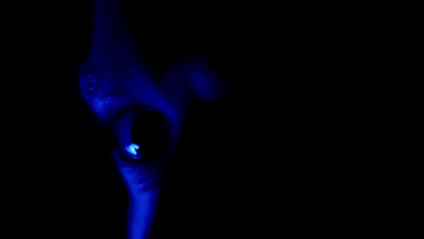 Strašidelné Illuminated Člověka Tmě Zavřít Oči — Stock video
