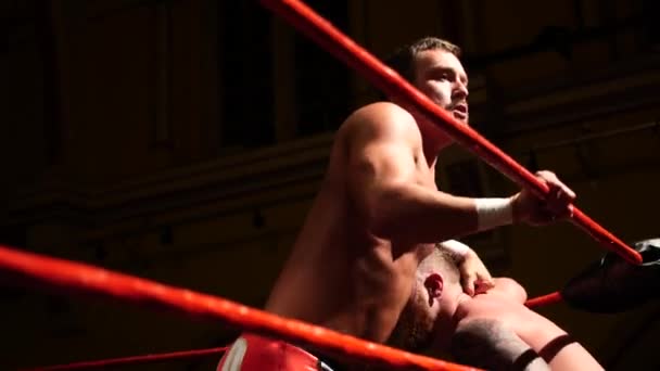 Pro Wrestling Match Worstelaars Uit Wisselen Lijkt Koteletten Ring — Stockvideo