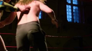 Pro güreş karşılaşması: Çember hareketi ve Dropkick