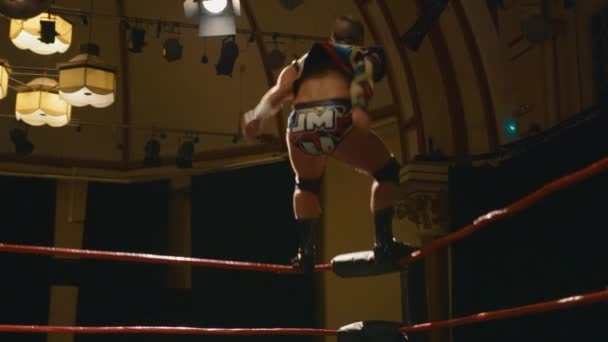 リングに上ロープを離れてプロのレスリング試合 スローモーション ムーンサルト バックフ リップ — ストック動画