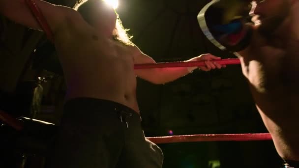 Pro Wrestling Match Zwolnione Tempo Zapaśnik Kotlety Przeciwnika Klatce Piersiowej — Wideo stockowe