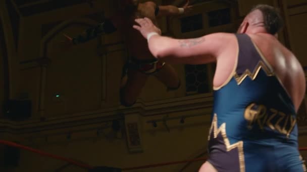 Pro Wrestling Match Slow Motion Worstelaar Duiken Uit Top Rope — Stockvideo