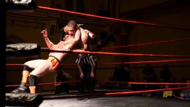 Pro Wrestling Match Câmera Lenta Cutter Neckbreaker Move — Vídeo de Stock