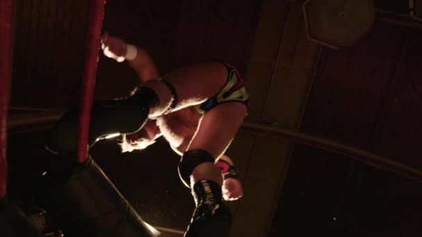 Pro Wrestling Match Câmera Lenta Lutador Hits Corda Superior Acrobática — Vídeo de Stock