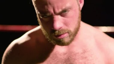 Ağır çekim portre halka güreş agresif profesyonel güreşçi