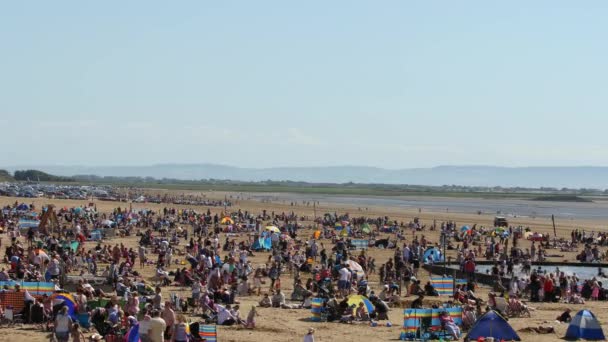 British Seaside Resort Escénico Ocupado Turistas Día Verano — Vídeos de Stock