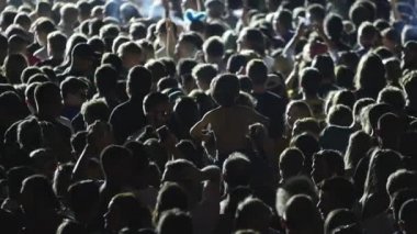 Dans ve müzik festivali konser, ağır çekim tezahürat insan kalabalığı