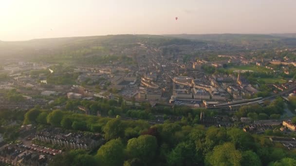 歴史的な町 太陽で田舎の都市バース イギリス 空中ドローン映像 — ストック動画