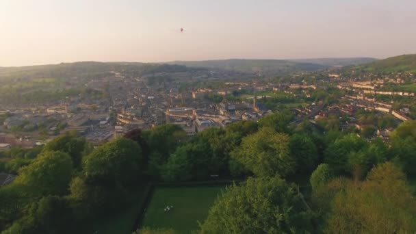 歴史的な町 太陽で田舎の都市バース イギリス 空中ドローン映像 — ストック動画