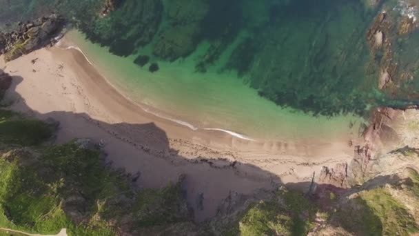 Praia Areia Bonita Clifftops Clear Blue Ocean Filmagem Drones Aéreos — Vídeo de Stock