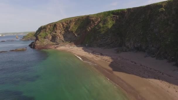 Hermosa Playa Arena Acantilados Claro Océano Azul Aerial Drone Filmación — Vídeo de stock