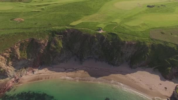 Piękna Piaszczysta Plaża Klify Clear Blue Ocean Zdjęcia Lotnicze Drone — Wideo stockowe