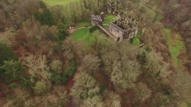 イギリスの田舎 空中ドローン高架道路 ベリー ポメロイ古代城跡 — ストック動画