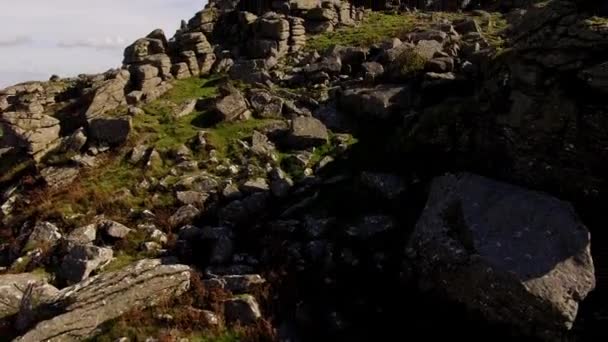 猟犬の Tor 秋の色 ダートムーア国立公園英国の田園地帯の花崗岩の岩 — ストック動画