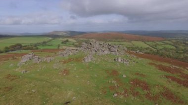 Hava dron görüntüleri çarpıcı İngiliz kırsal, tazı Tor, Dartmoor İngiltere'de 