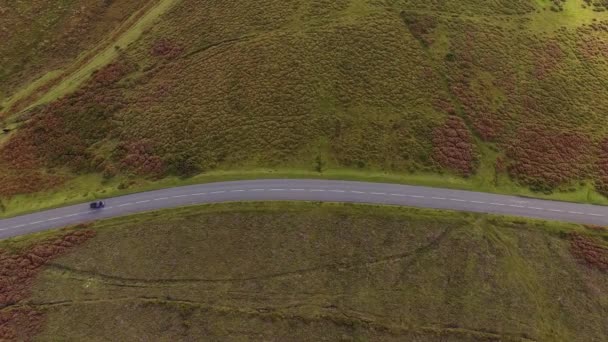 風光明媚な高速道路道路上で車の空中ドローン映像で運転 — ストック動画