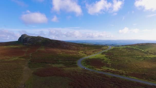 Natursköna Landsväg Väg Genom Vacker Natur Landskap Haytor Dartmoor — Stockvideo