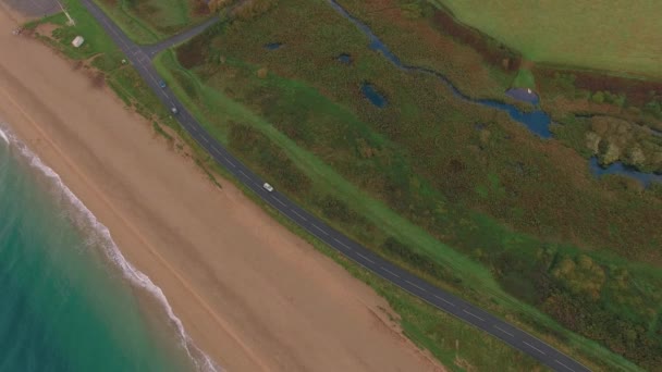 Carro Que Conduz Estrada Panorâmica Oceano Pela Praia Tiro Aéreo — Vídeo de Stock