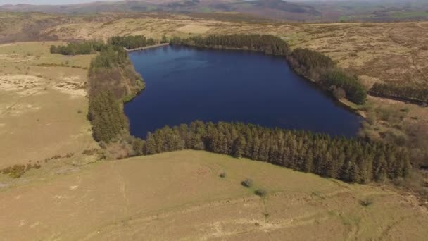 Drone Footage Du Réservoir / Lac Entouré D'arbres Et De Moorland, Réservoir Venford, Parc National Dartmoor, Devon Royaume-Uni 