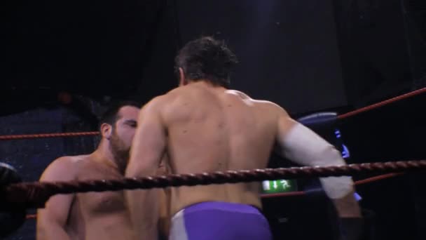 Pro Wrestling Match Worstelaars Uit Wisselen Stoten Blaast — Stockvideo