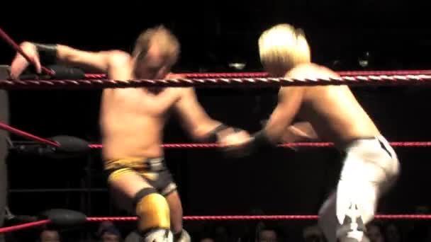 Pro Wrestling Match Acrobatische Backflip Dropkick Voor Tegenstander — Stockvideo